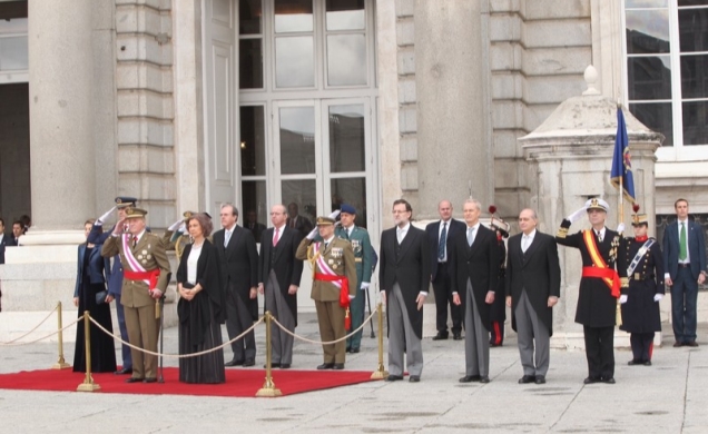 Sus Majestades los Reyes, acompañados de los Príncipes de Asturias, el presidente del Gobierno, los ministros de Defensa e Interior y resto de autorid